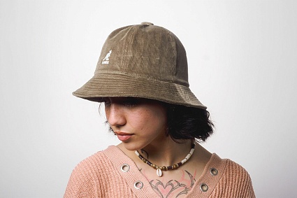 История вельвета и обзор головных уборов из него